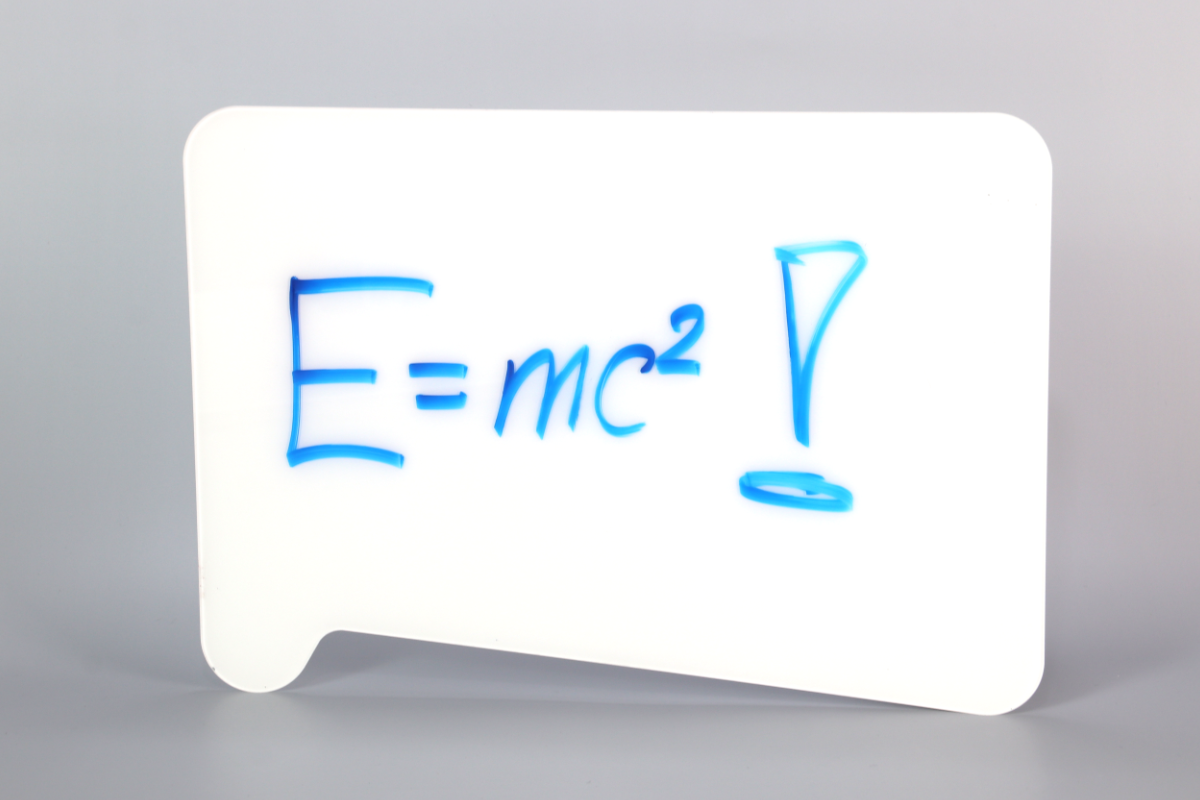 Auf dem Whiteboard ideenbrett flat der imsinne GmbH leuchtet eine leuchtende Anzeige in kräftigem Blau auf dem strahlend weißen Hintergrund und lässt den kräftigen Farbton des Textes „E = mc²!“ besonders gut zur Geltung kommen.