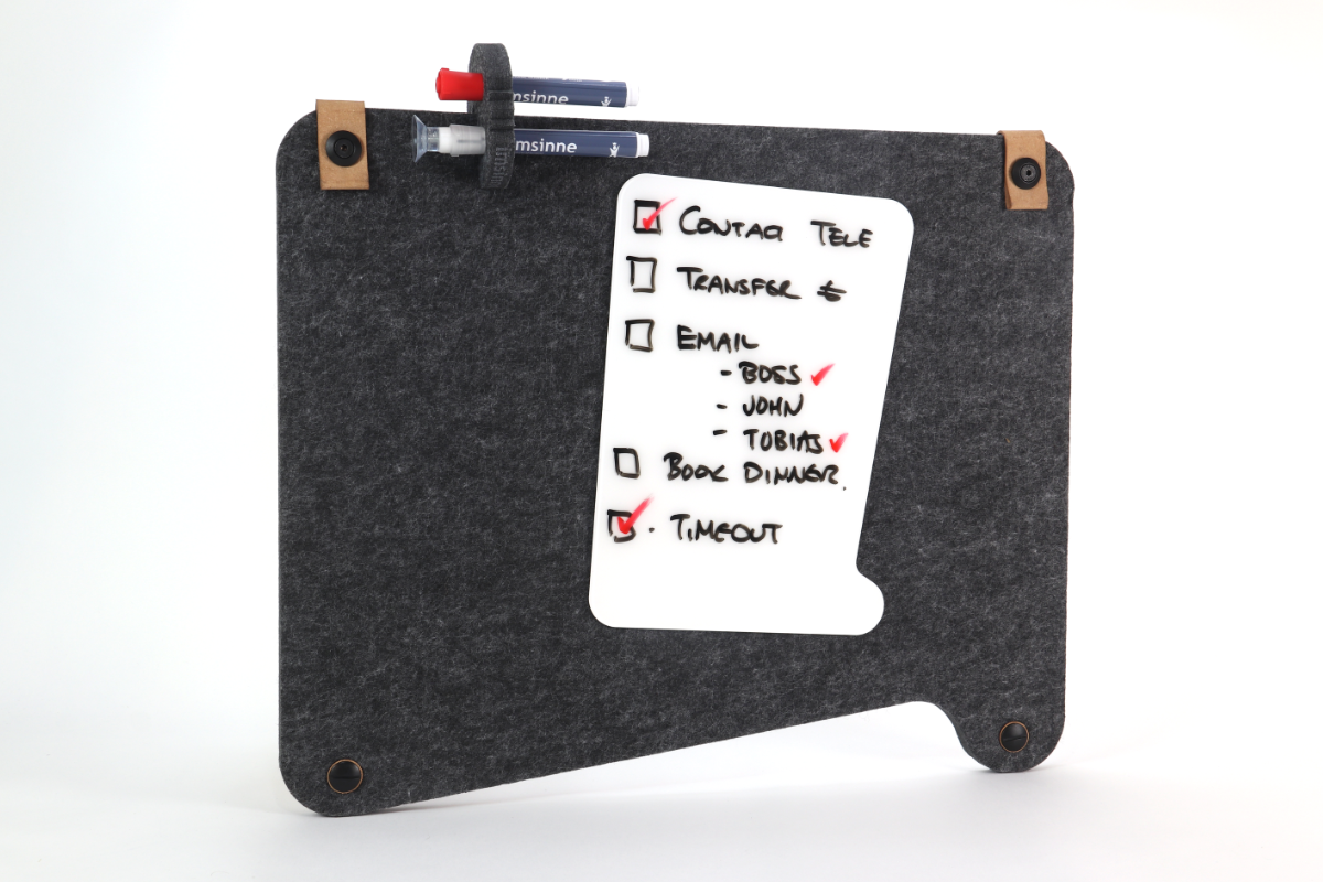 Das Whiteboard ideenbrett flat von imsinne GmbH besteht aus einer grauen Filztafel mit einem weißen Notizblock, auf dem Aufgaben wie „Tele kontaktieren“, „Transfer &“ und „E-Mail“ mit Unterpunkten wie „Chef“ und „John“ aufgelistet sind. Einige sind rot abgehakt. Oben sind zwei Marker angeklemmt, perfekt für Ihre Brainstorming-Sitzung.