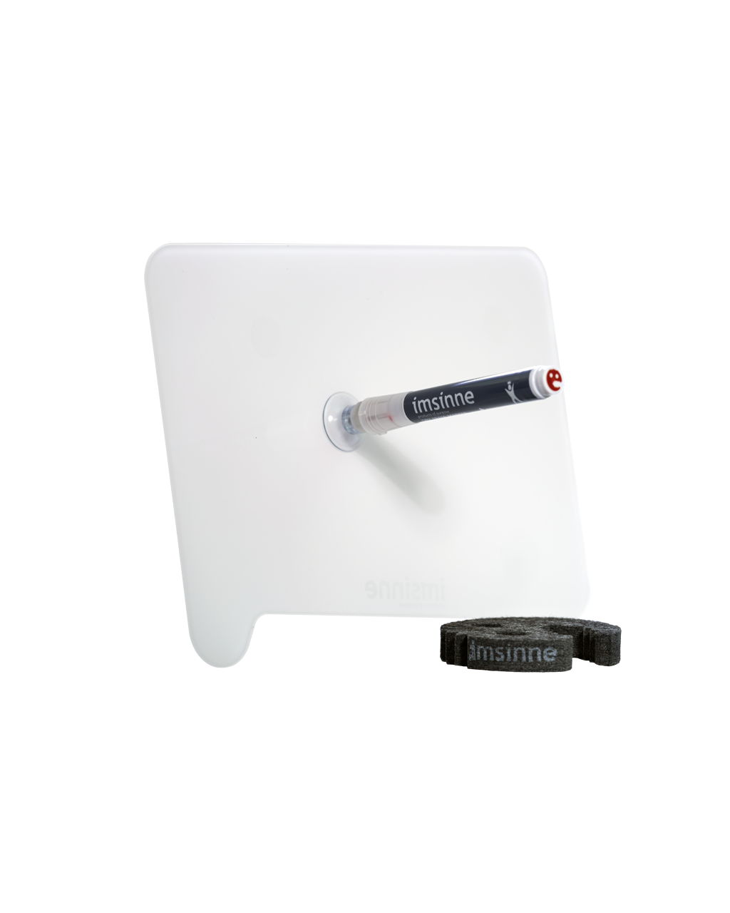 Ein transparenter Tablet-Ständer mit kreisrunder Öffnung hält einen digitalen Stift waagerecht und ähnelt einem Zubehörteil für das Whiteboard ideenbrett flat der imsinne GmbH. Der schwarze Stift ist mit roten und silbernen Details versehen und trägt das „imsinne“-Logo, ebenso wie das kleine schwarze Armband im Vordergrund.