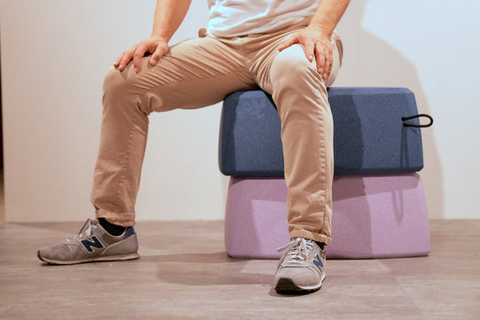 Ergonomischer  stapelbarer EPP-Hocker Hockbloc zwei Farben Blue Berry und Pale Lavender